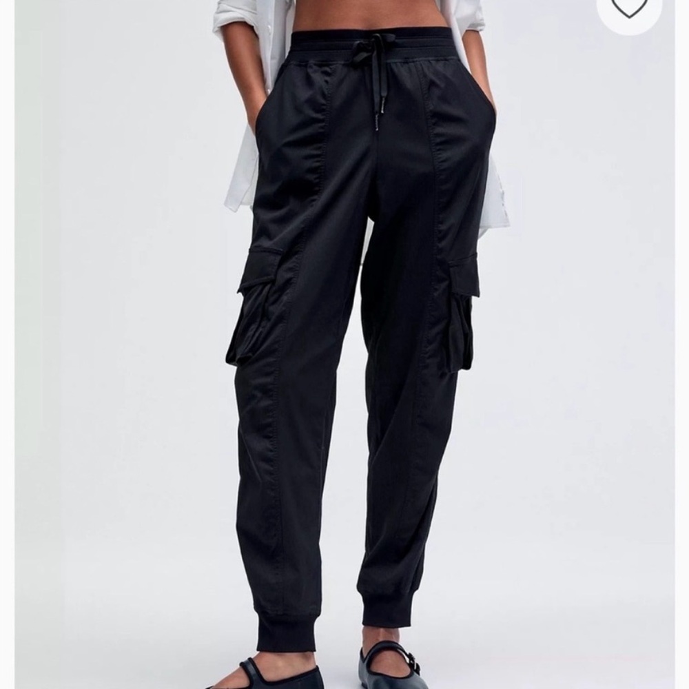 Lululemon Dance studio CARGO jogger. Size M.